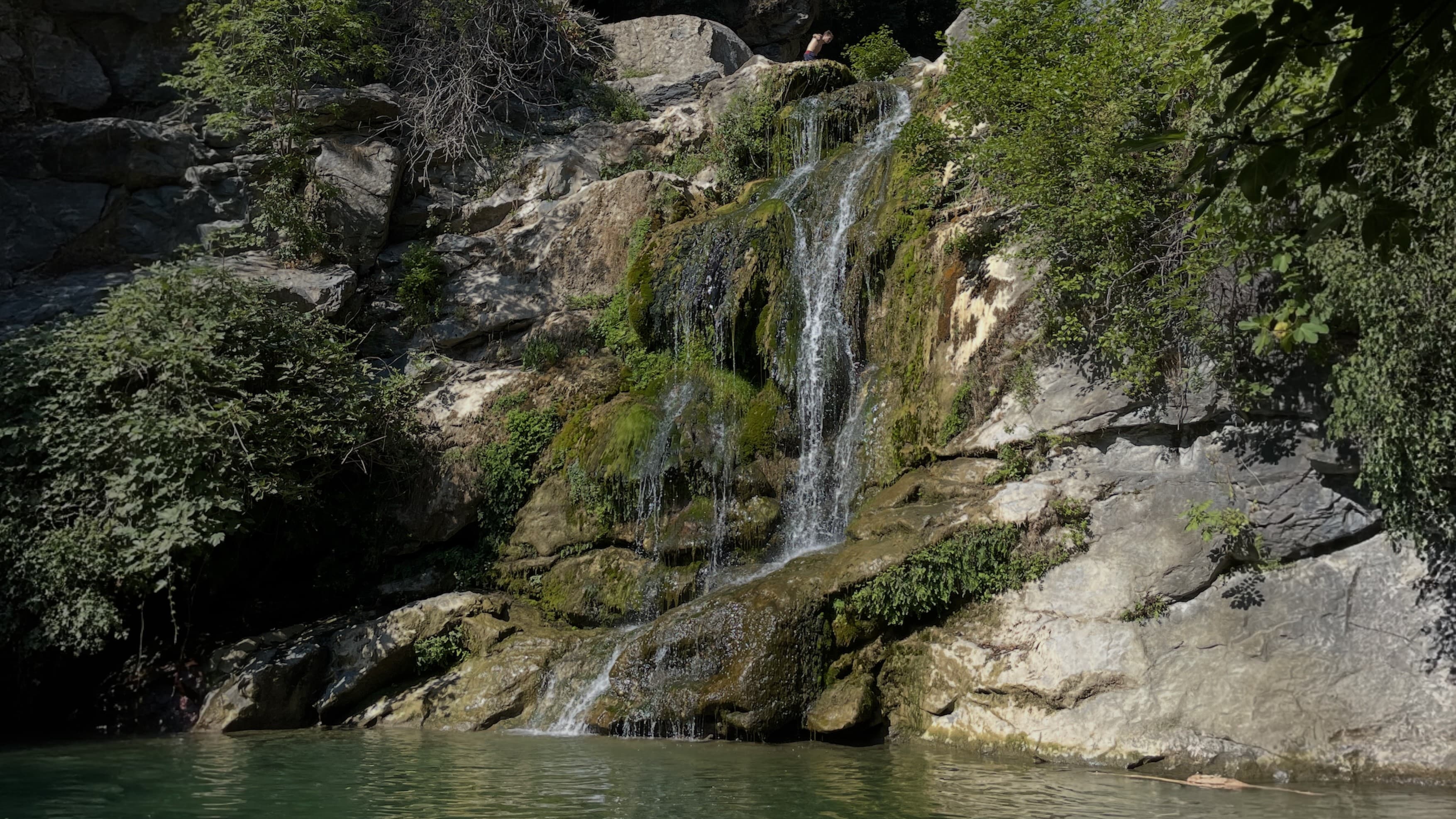 Bassin inférieur de la cascade de Bucatoghju à Moriani. Photo prise lors de notre dernière visite en Août 2023.