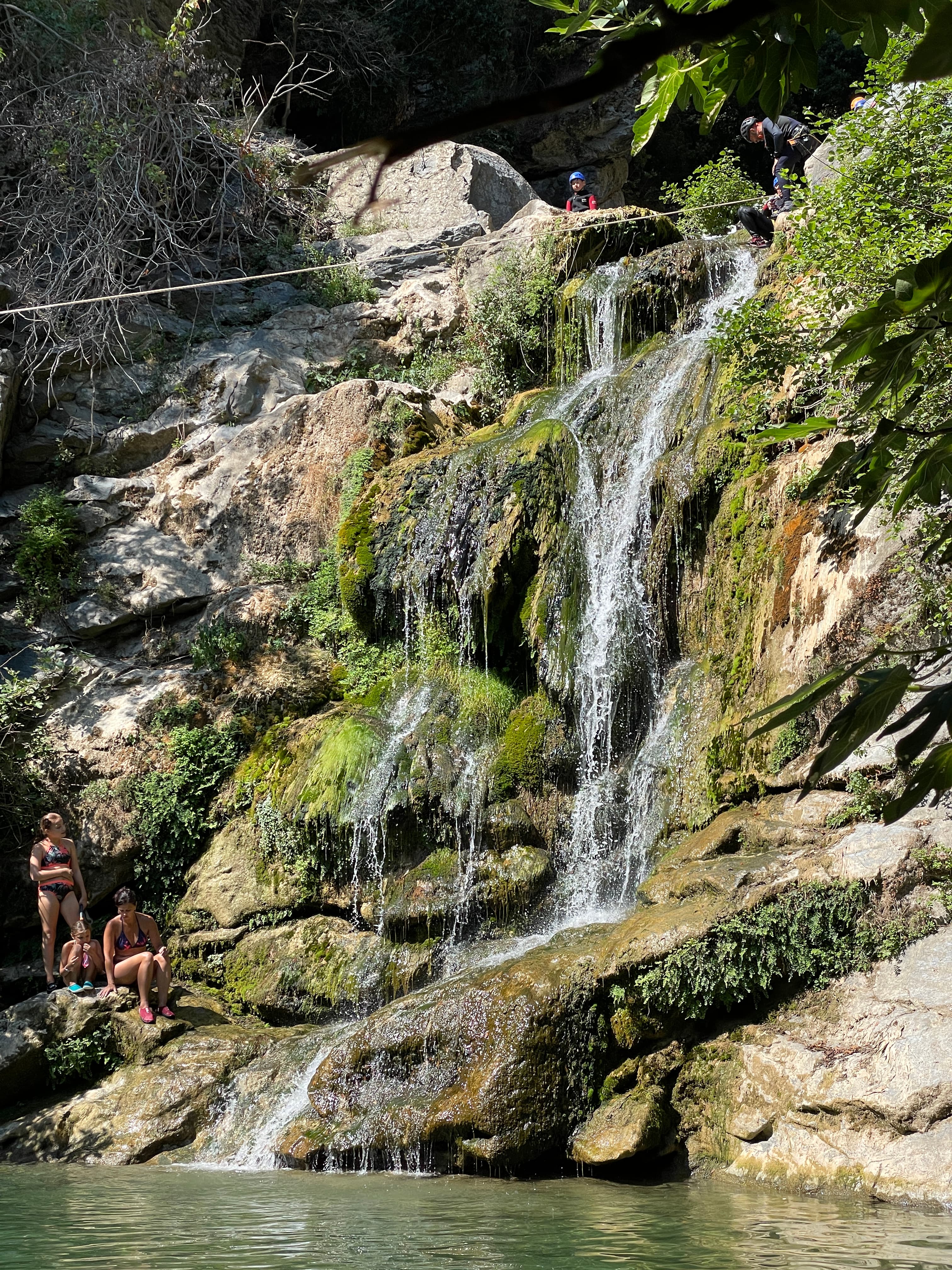 Touristes faisant de la tyrolienne depuis le bassin supérieur de la cascade de Bucatoghju à Moriani. Photo prise par nos soins lors de notre dernière visite en Août 2023