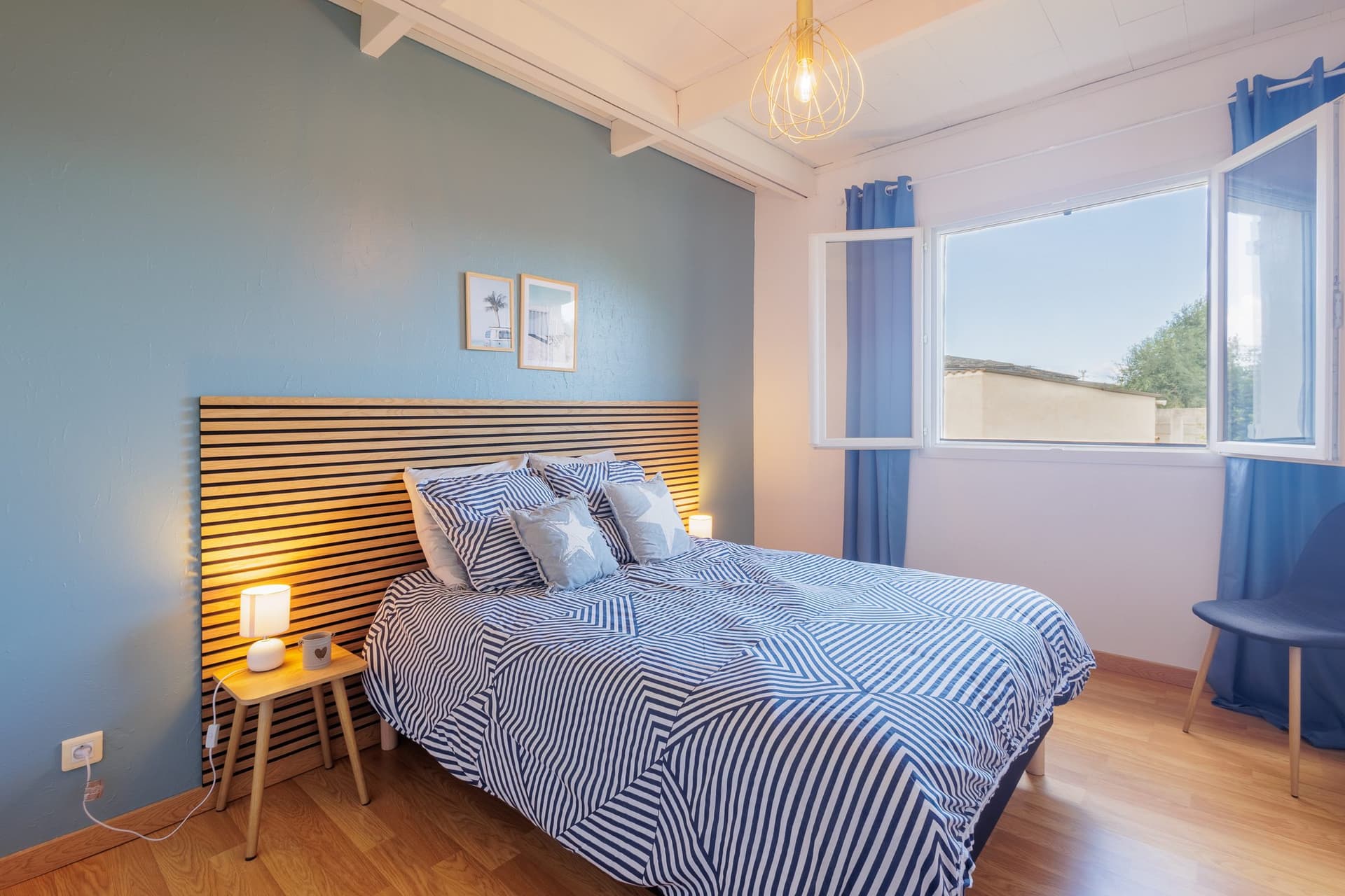 Chambre double aux tons bleus, une des trois chambres doubles de la villa