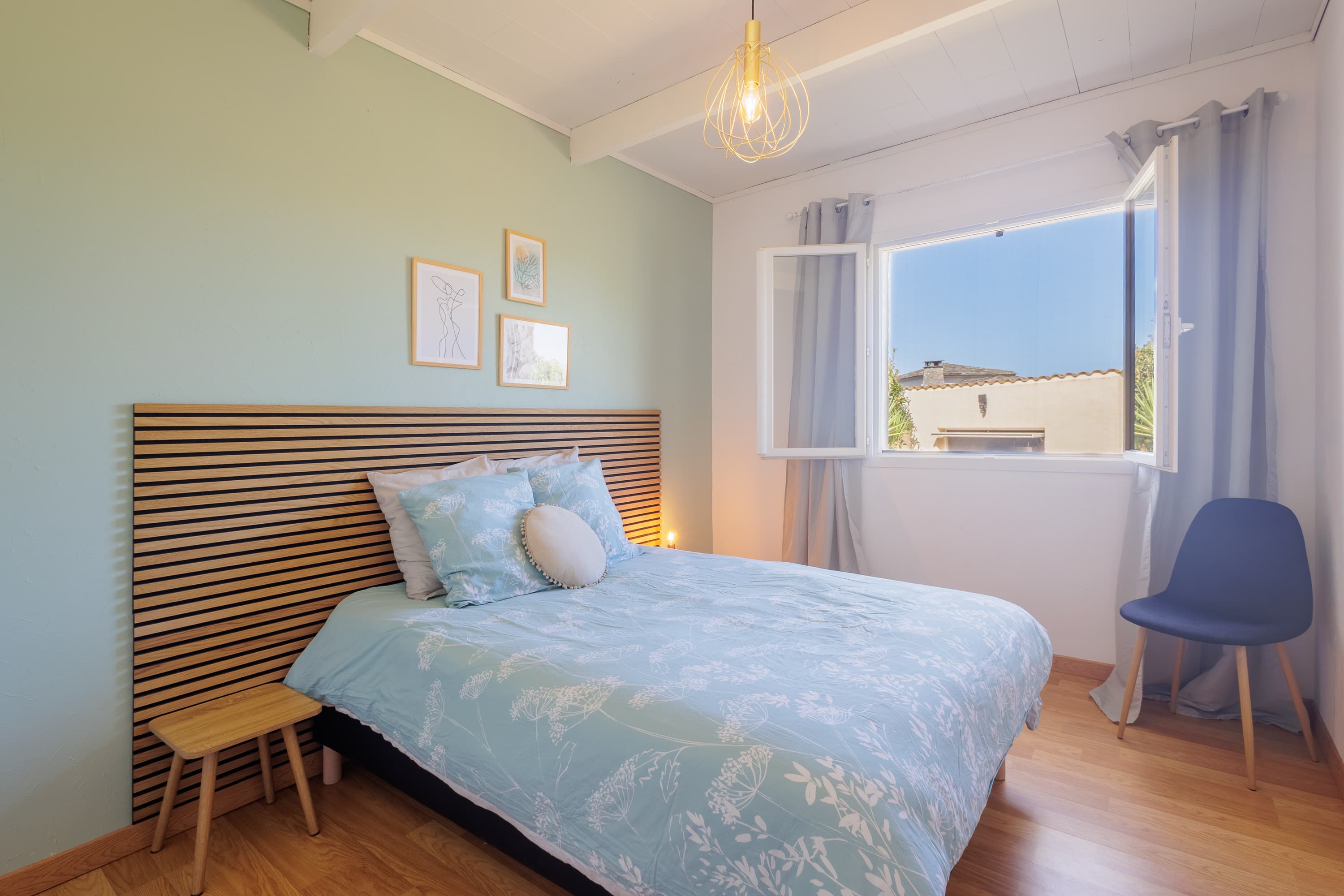 Chambre double vert sauge, lumineuse et apaisante