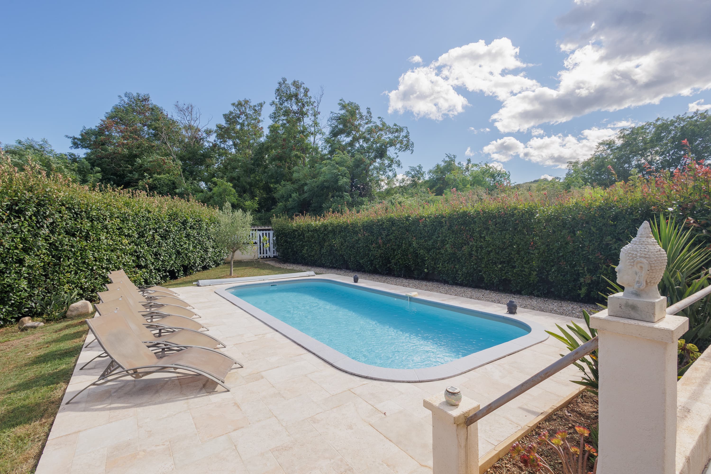 Piscine privée et transats au calme dans le jardin paysager de la villa