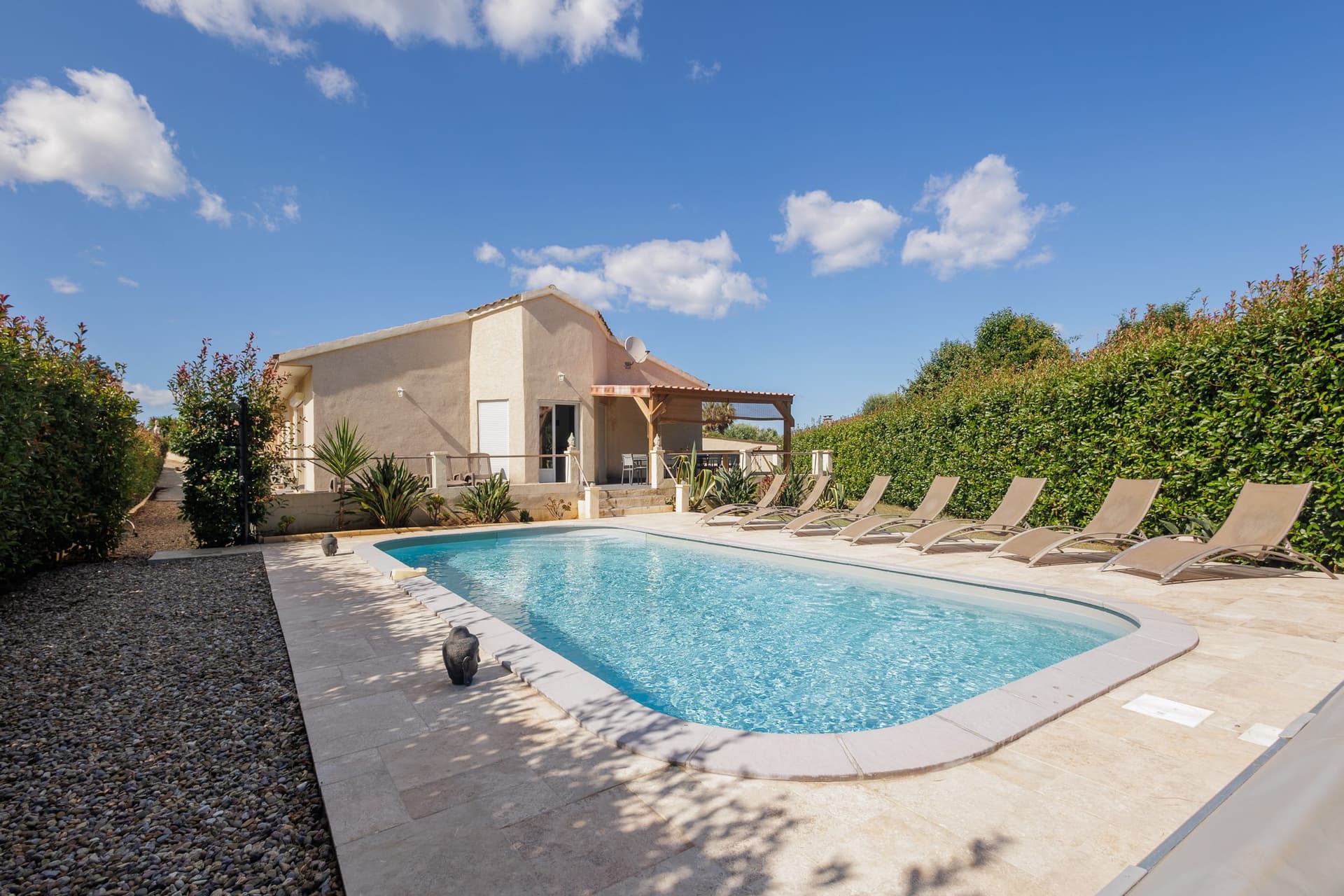 Piscine privée chauffée devant la façade de la Villa Monte-Cristo