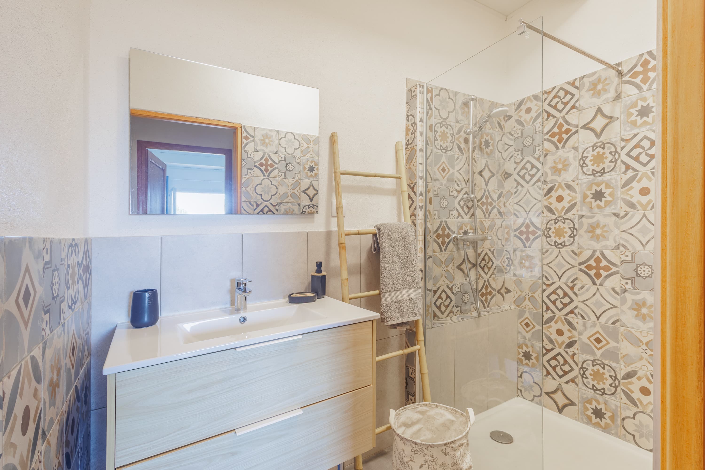 Salle de bain avec douche à l’italienne et carreaux de ciment