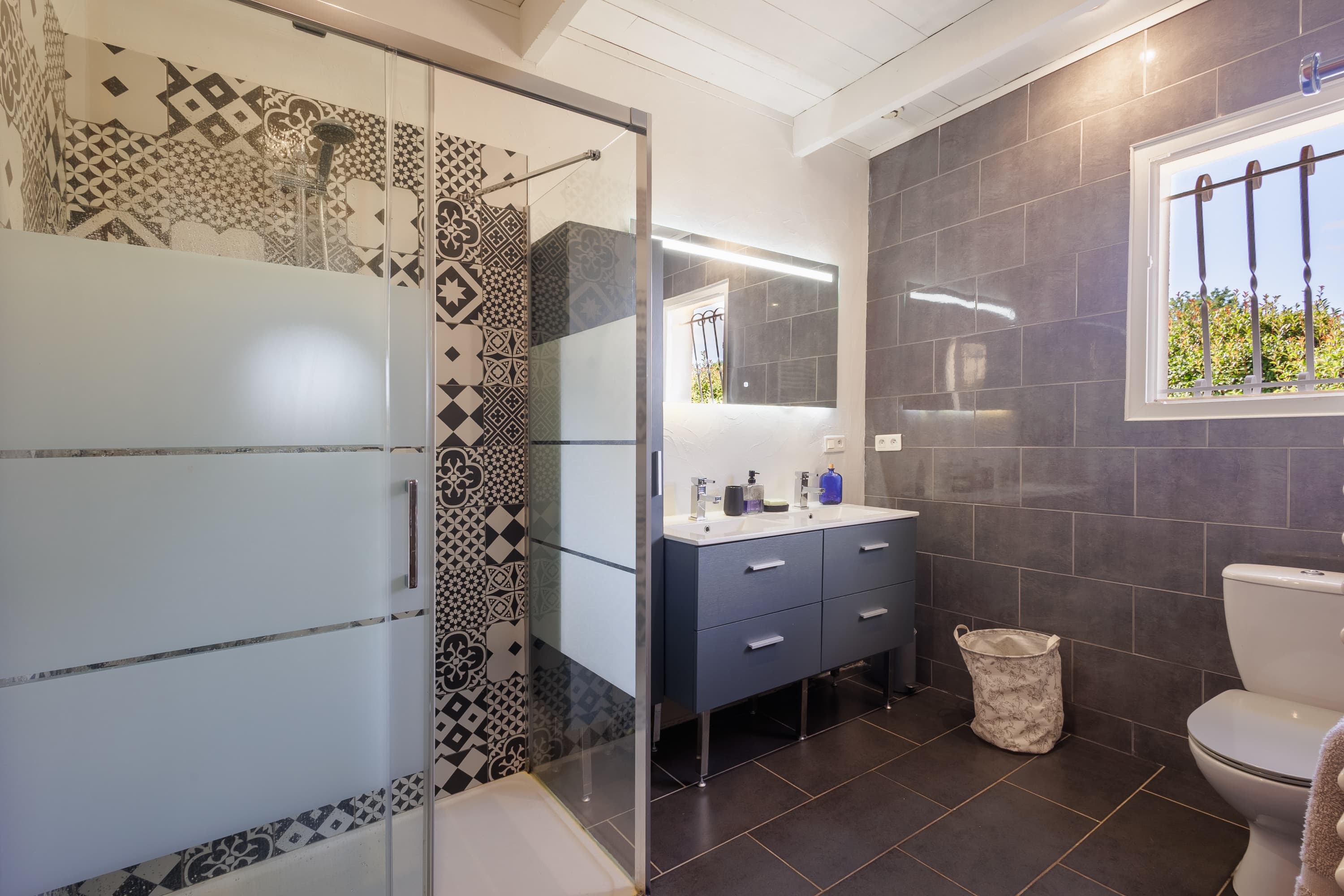 Seconde salle de bain moderne aux tons gris avec grande douche