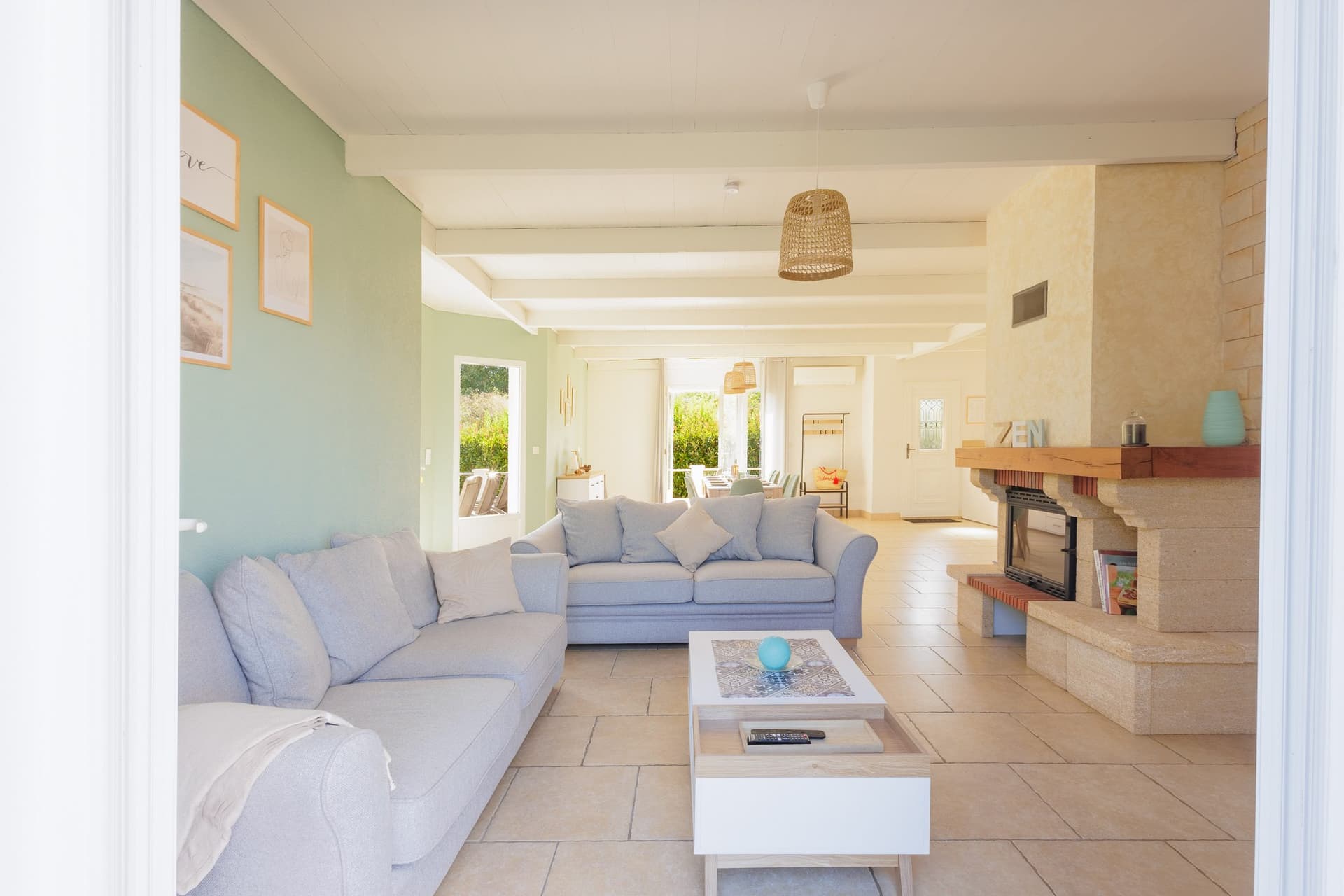 Séjour ouvert sur le jardin et la piscine chauffée de la villa