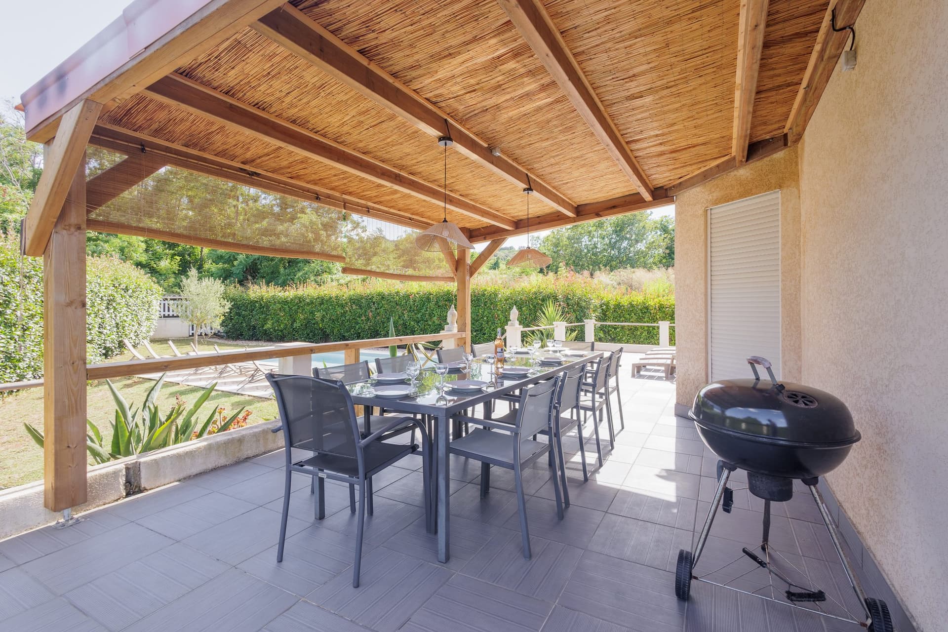 Terrasse et coin repas ombragé au bord de la piscine chauffée, Villa Monte-Cristo