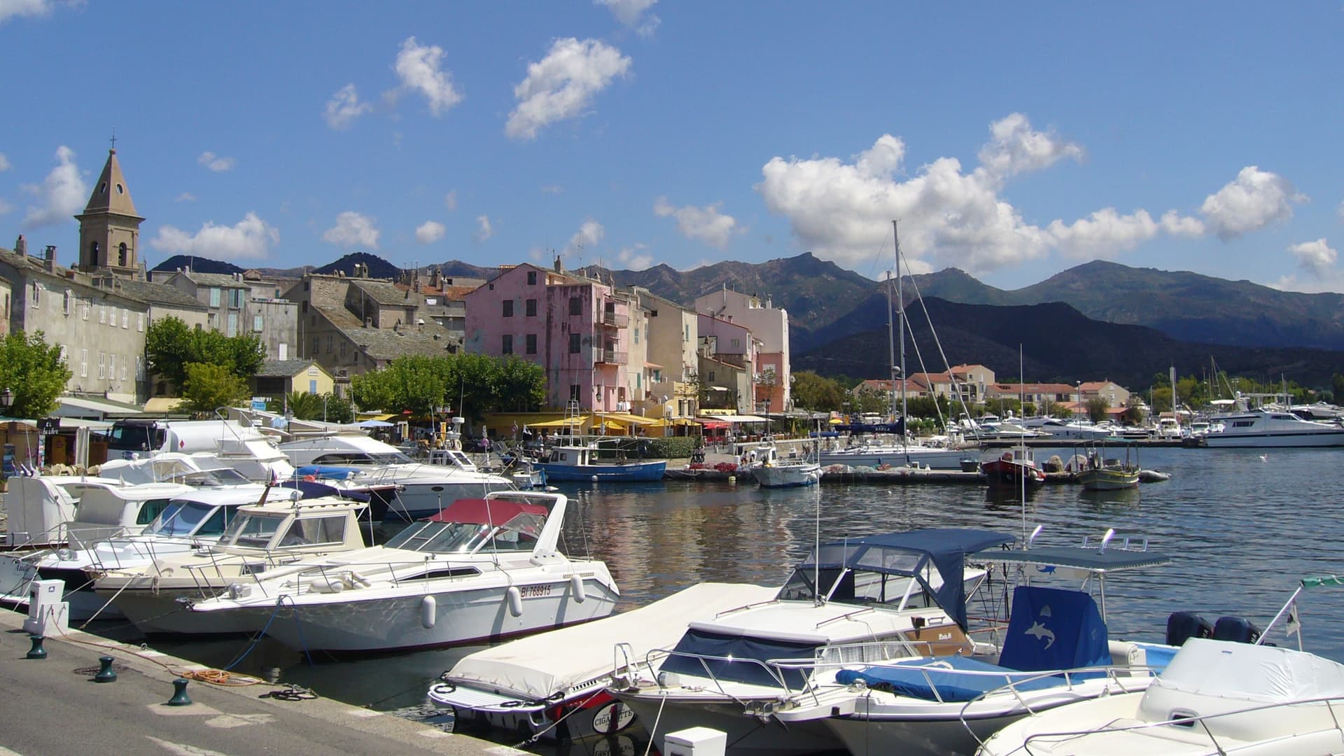 Le port de Saint-Florent et sa citadelle génoise, au cœur du golfe.