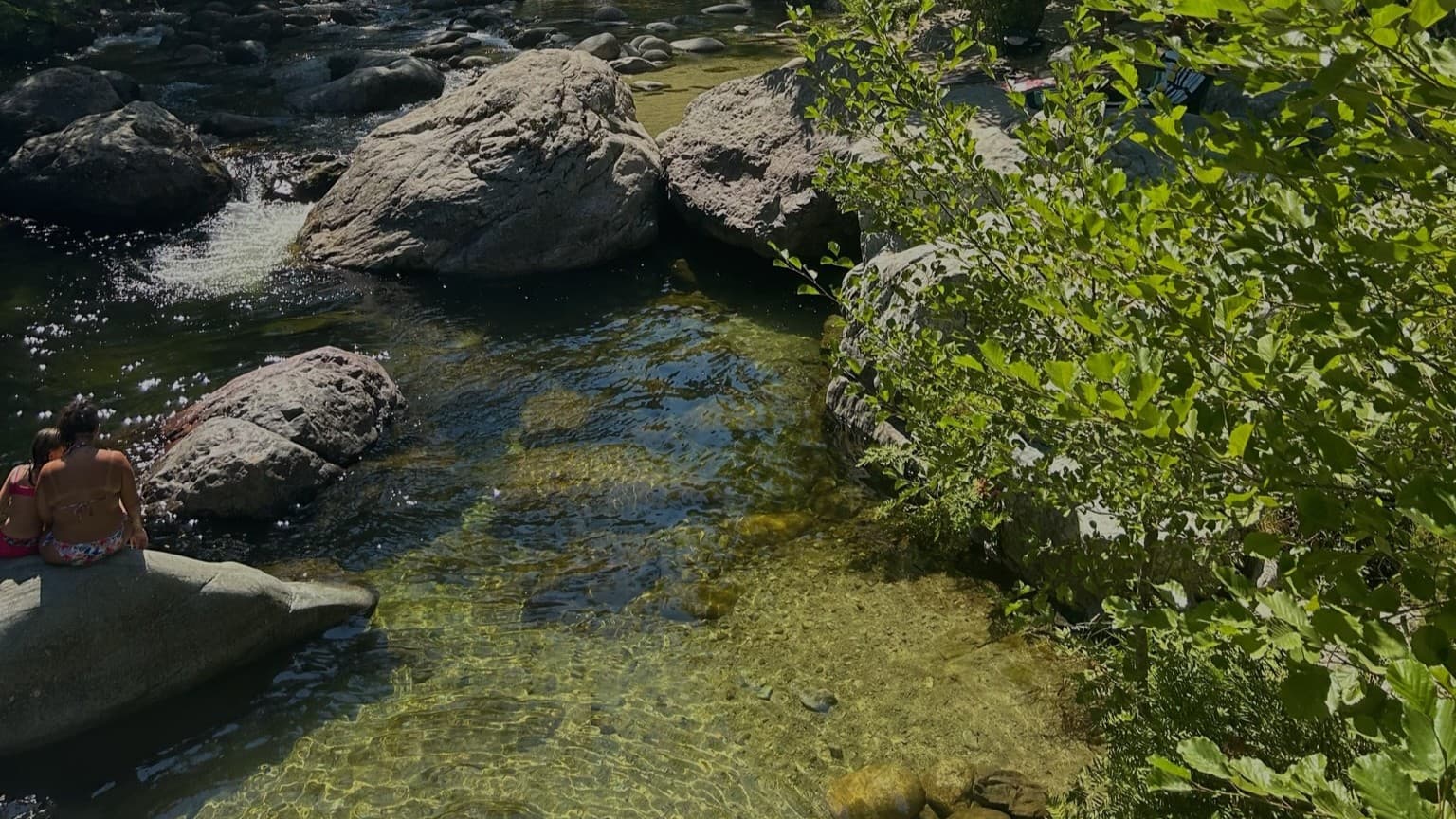 Les eaux vives du Fiumorbo et ses vasques creusées dans la roche, au cœur des défilés.