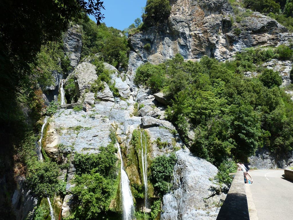 Cascade de l'Ucelluline : la perle illuminée de la Costa Verde